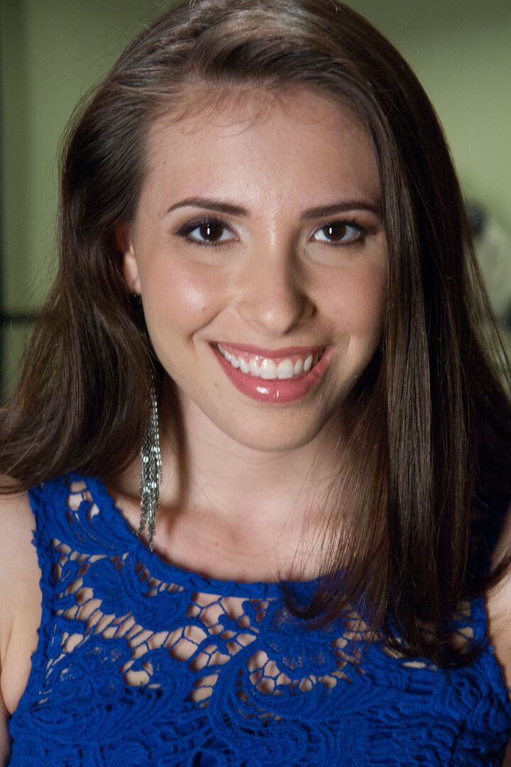 21P Mamá morena de tetas pequeñas Casey Calvert se quita el vestido y posa en casa