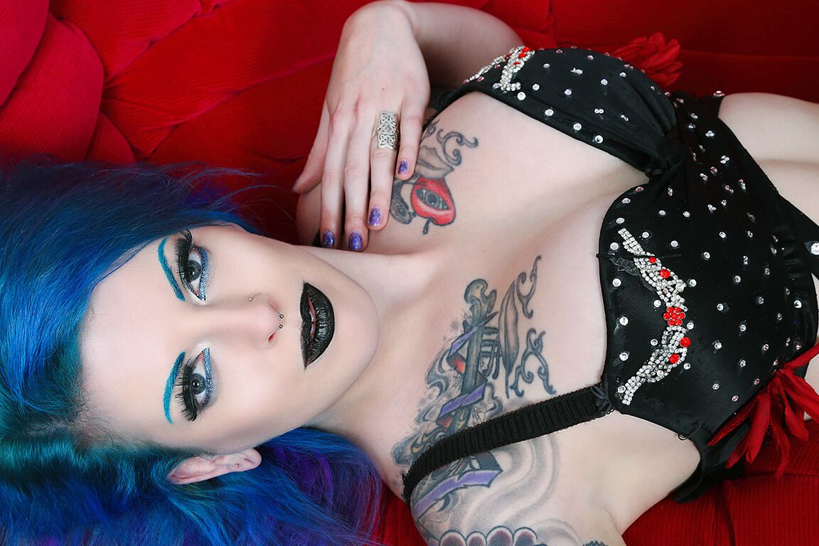 15P A modelo gótica Penny Poison tira sua lingerie para modelar nua com meias com costura nas costas