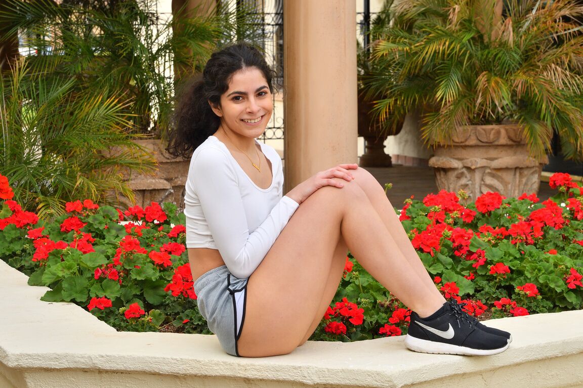20P Das bezaubernde amerikanische Babe Paola zeigt ihren Hintern und ihre Titten