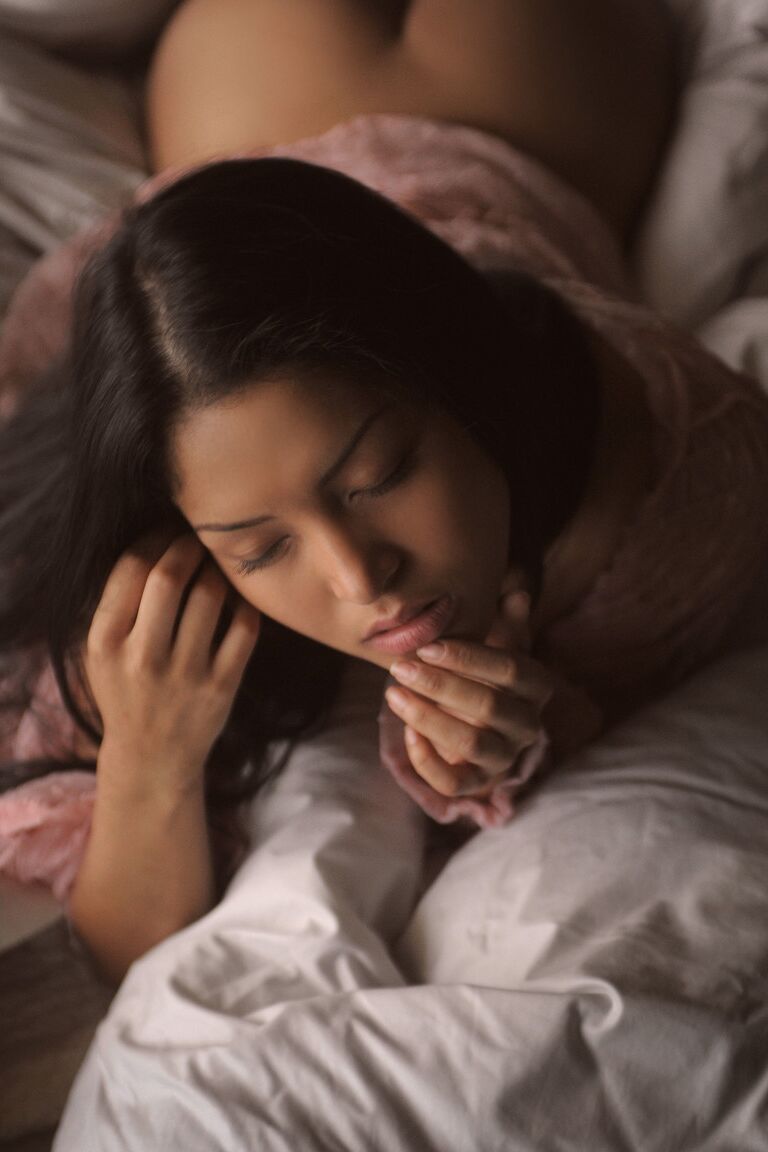 21P La hermosa y delgada Chloe Rose posa desnuda y provoca con sus sabrosos pezones