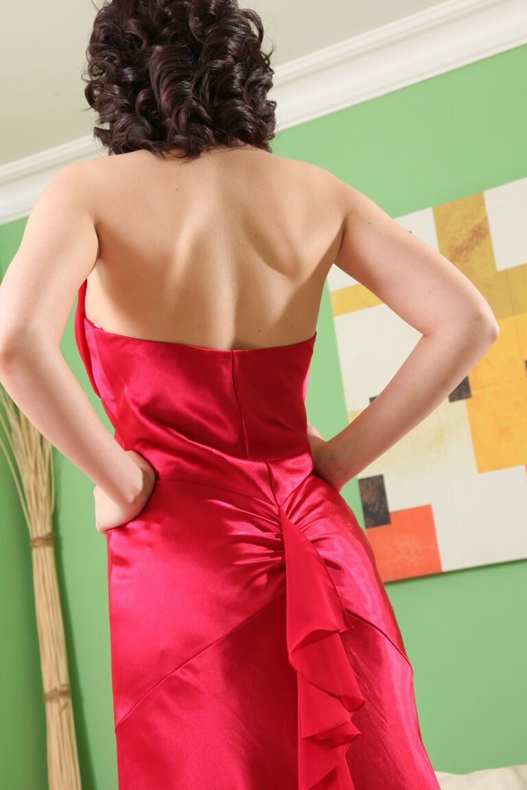 21P Hottie con vestido rojo Gemma Jack se desnuda