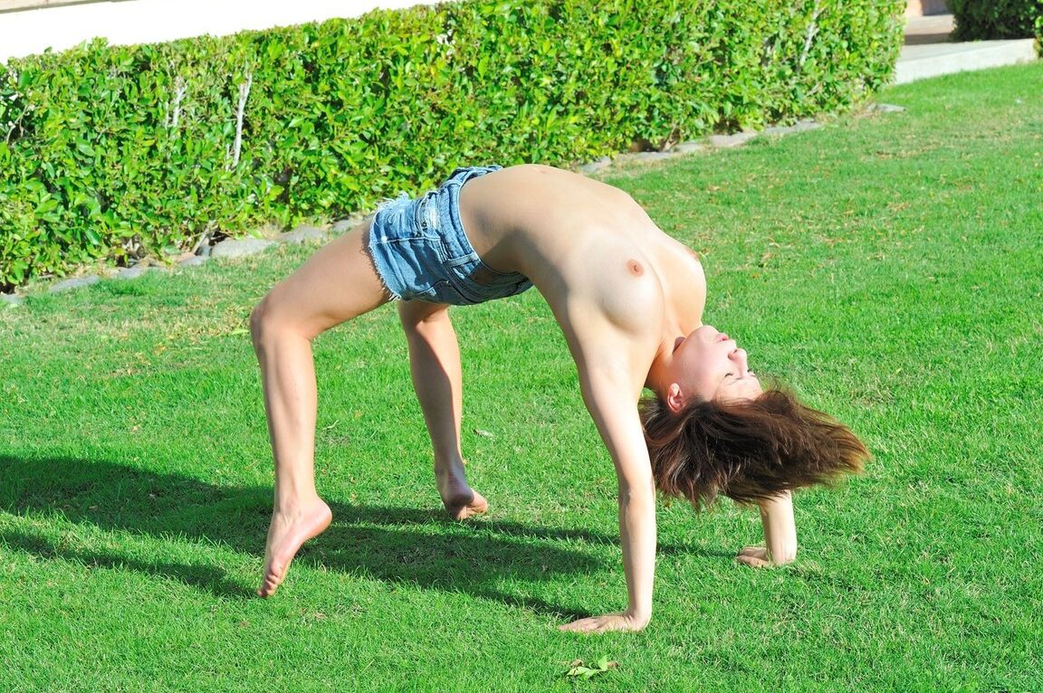 21P Cutie Stacey doing exercises half naked in public & masturbating at home