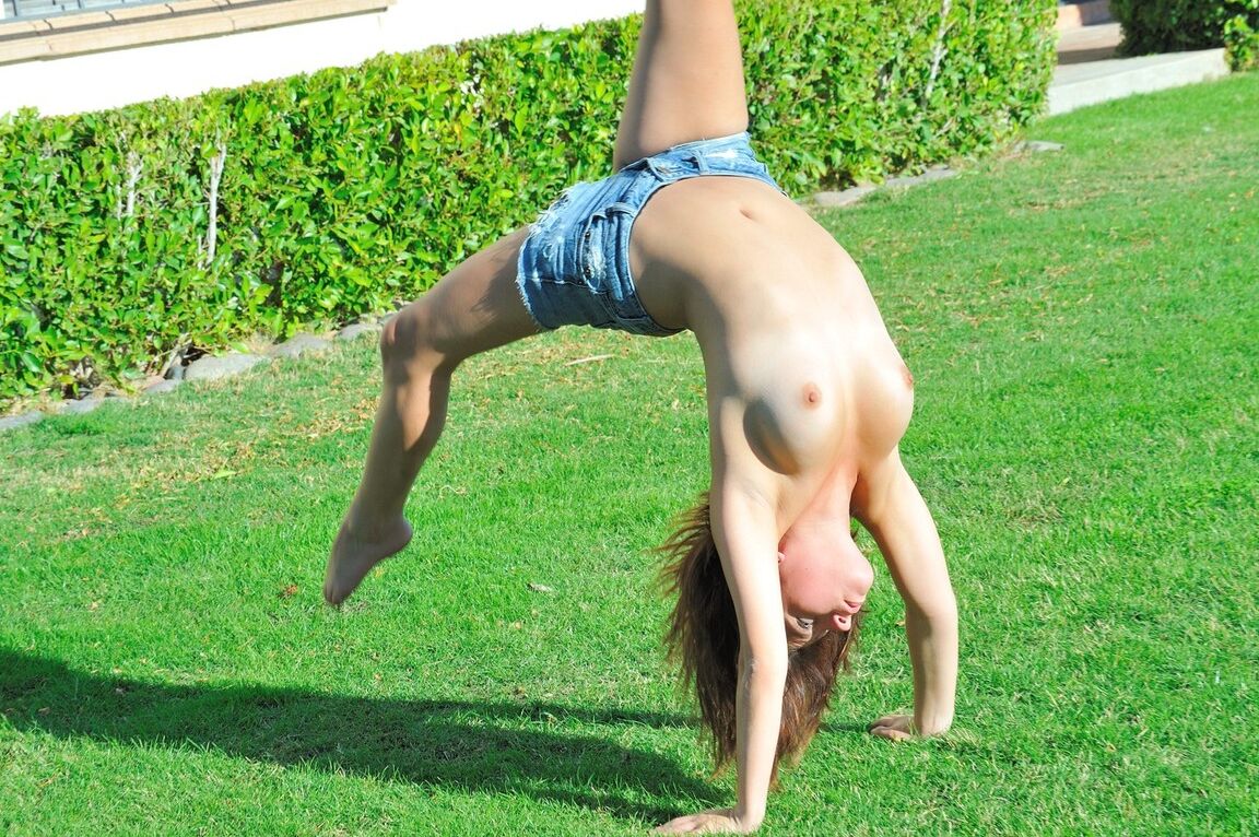 21P Cutie Stacey doing exercises half naked in public & masturbating at home
