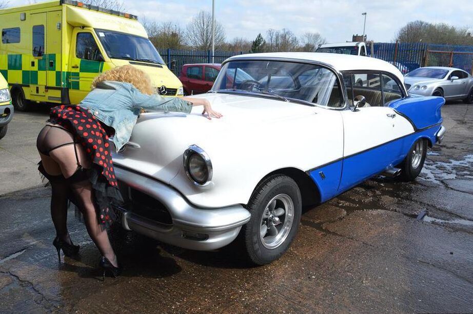 20P La rubia amateur Barby Slut se exhibe junto a un auto antiguo antes de tener sexo en casa en una cama