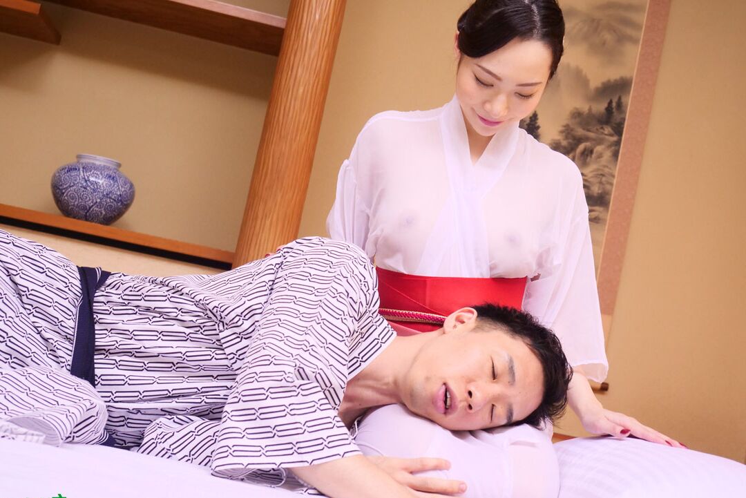 21P Massagista japonesa sacanagem Hasumi Yoshioka dando prazer a seu cliente com uma foda crua