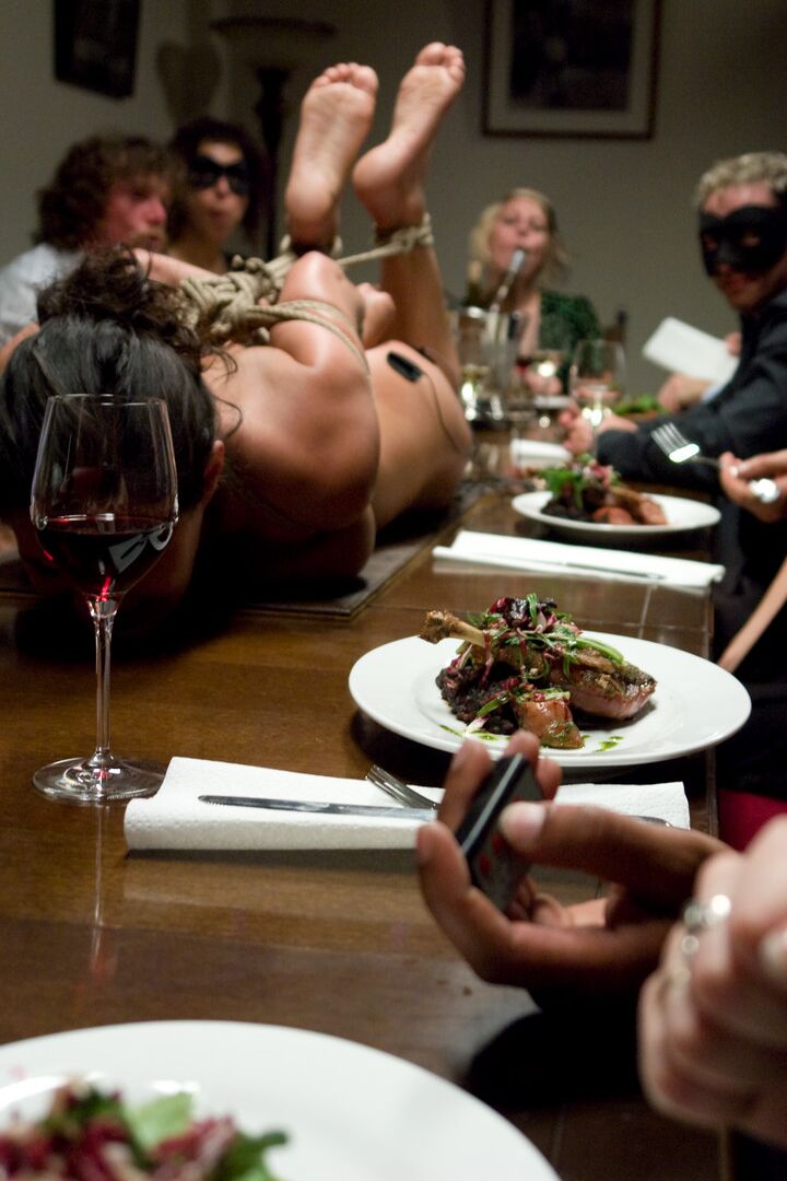 Die 21P Latina-Hausfrau Charley Chase erträgt während einer Dinnerparty eine BDSM-Demütigung