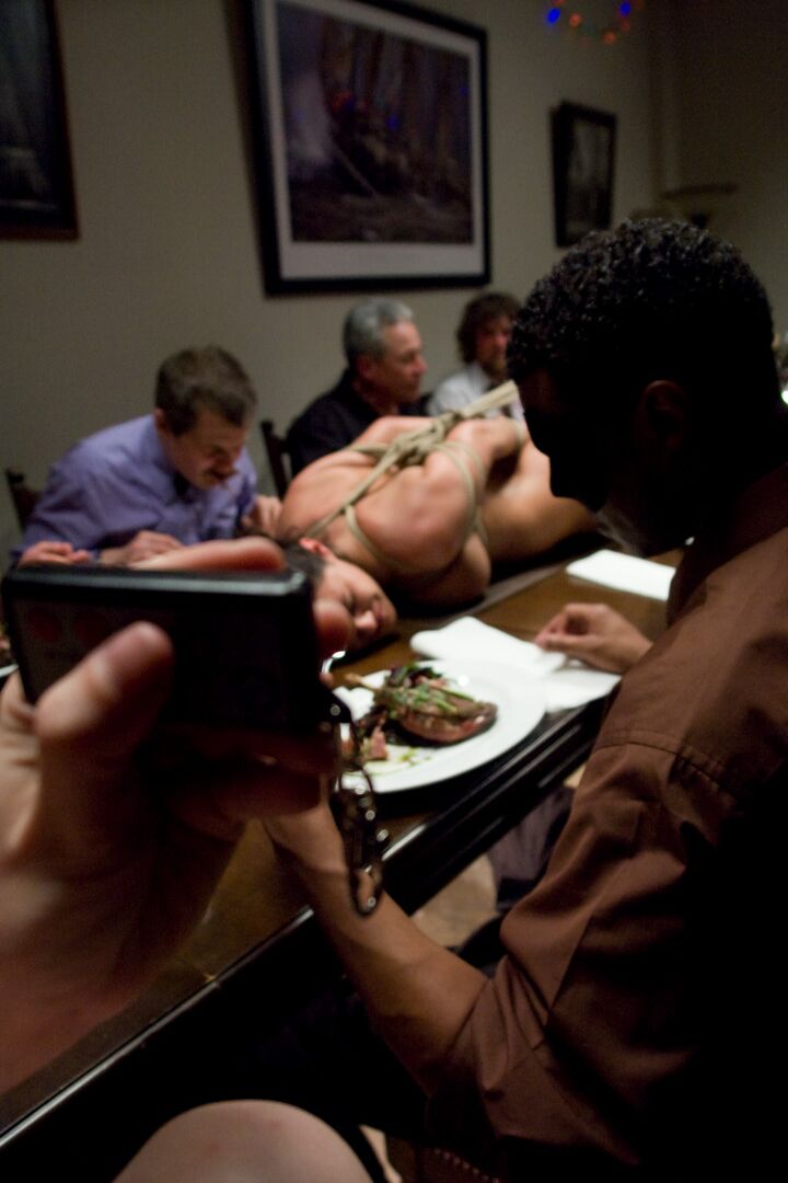 Die 21P Latina-Hausfrau Charley Chase erträgt während einer Dinnerparty eine BDSM-Demütigung
