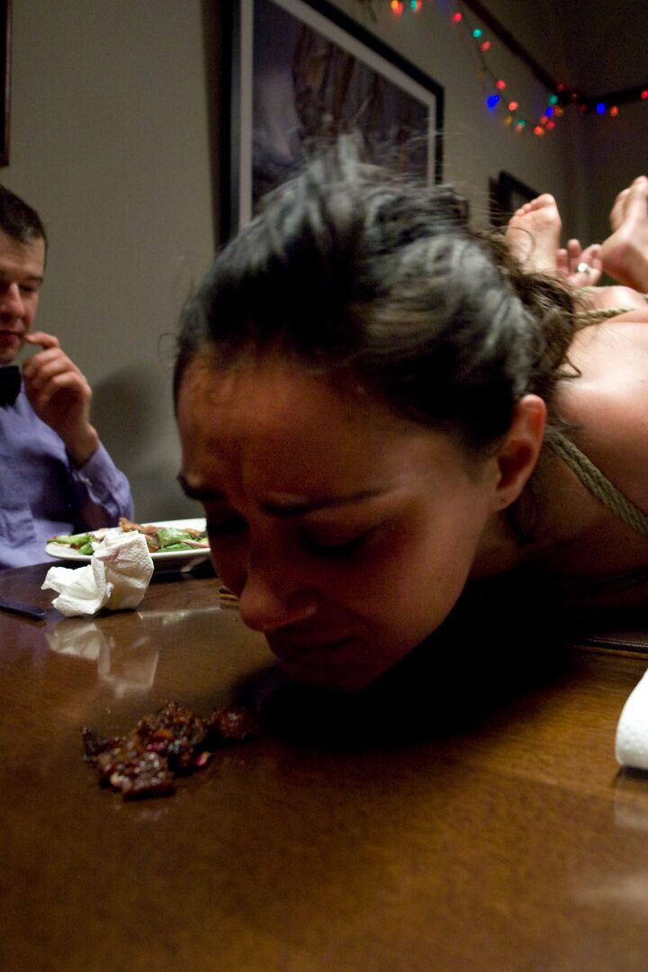 Die 21P Latina-Hausfrau Charley Chase erträgt während einer Dinnerparty eine BDSM-Demütigung