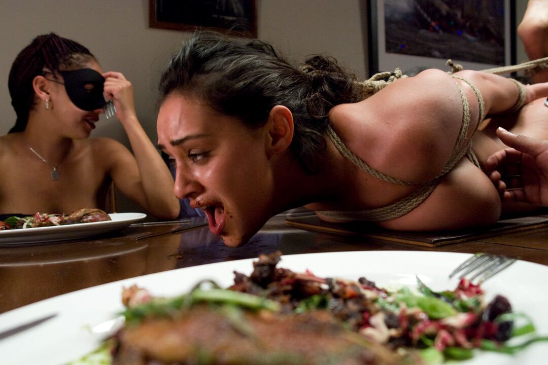 Die 21P Latina-Hausfrau Charley Chase erträgt während einer Dinnerparty eine BDSM-Demütigung