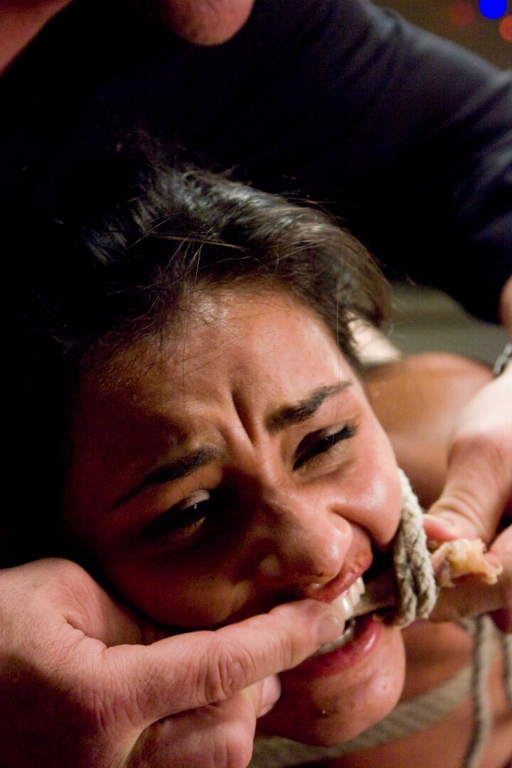 Die 21P Latina-Hausfrau Charley Chase erträgt während einer Dinnerparty eine BDSM-Demütigung
