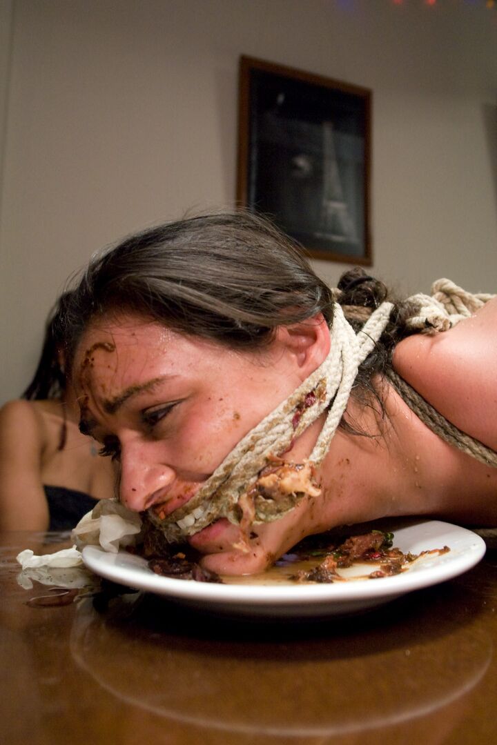 Die 21P Latina-Hausfrau Charley Chase erträgt während einer Dinnerparty eine BDSM-Demütigung