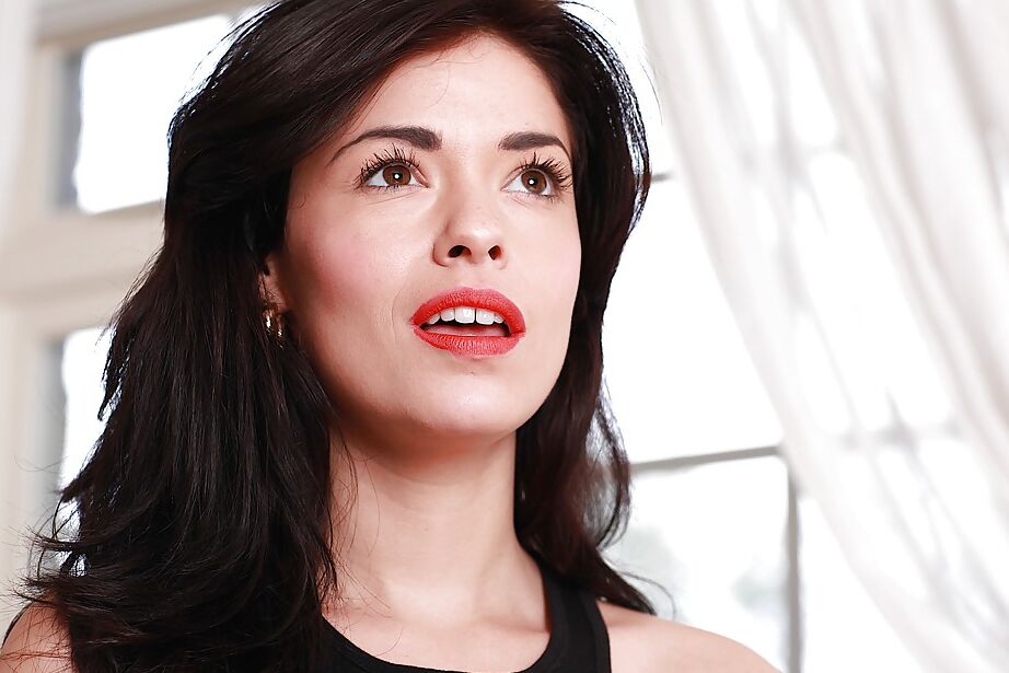 16P La belleza morena Ava Dalush posa con lencería muy sexy