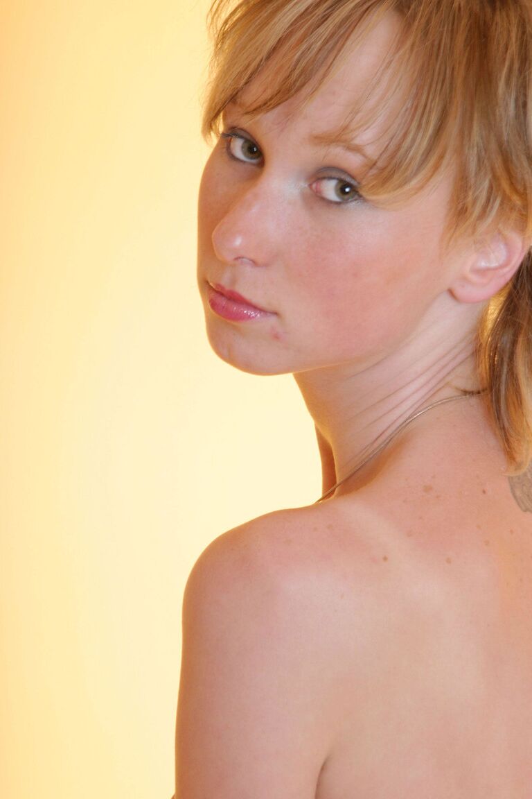 21P Die sexy, dünne Teenagerin Katrin zieht sich völlig nackt aus und zeigt ihre frechen Brustwarzen