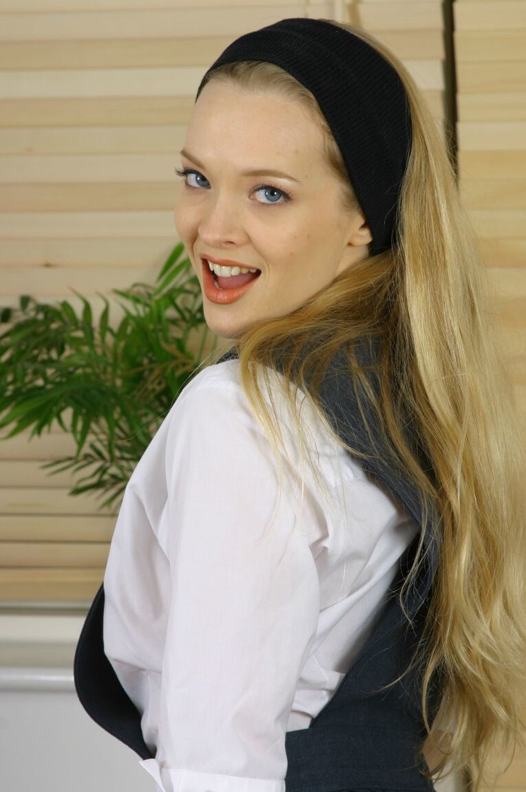 21P College hottie Tamara undressing at the office and exposing her fantastic body