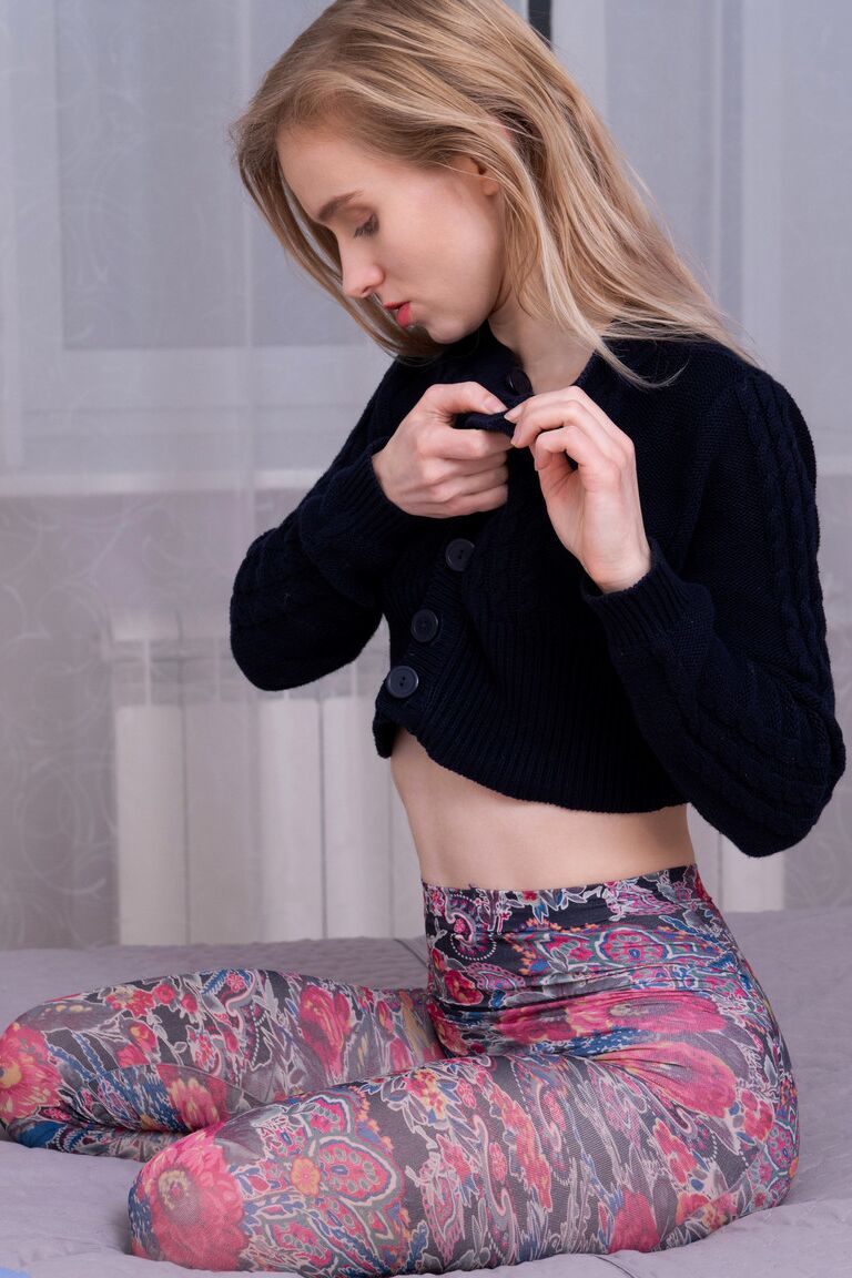 21P La pequeña adolescente Light Fairy pone sus piernas detrás de su cabeza mientras juega