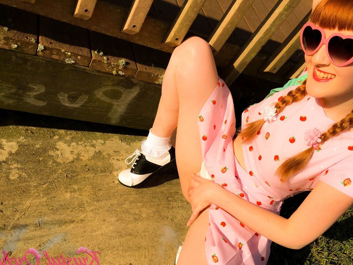 20P La adolescente pelirroja Krystal Orchid muestra sus dulces tetas y su culo al aire libre