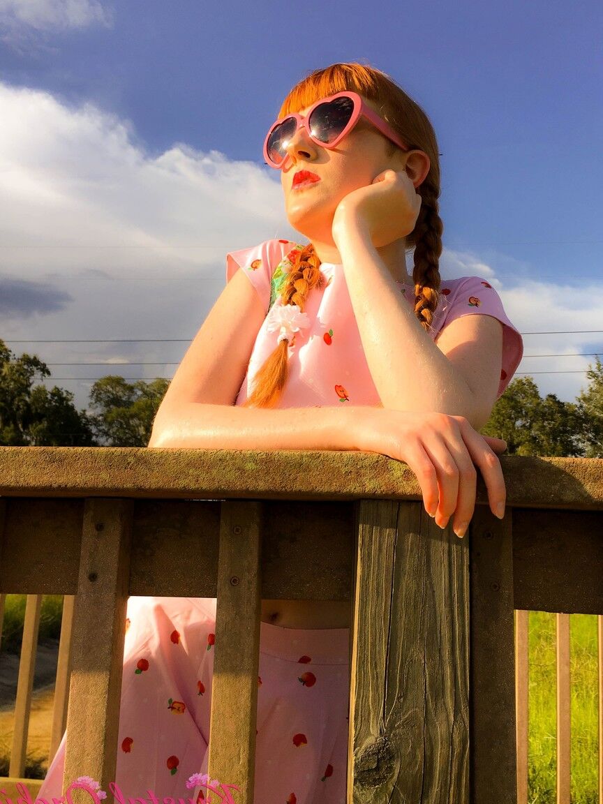 20P La adolescente pelirroja Krystal Orchid muestra sus dulces tetas y su culo al aire libre