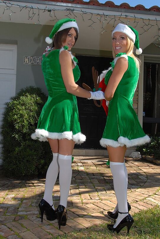 16P Hot MILFs vestidas como elfos sexy para desembrulhar seus brinquedos sexuais