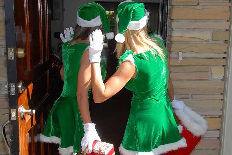 16P Hot MILFs vestidas como elfos sexy para desembrulhar seus brinquedos sexuais