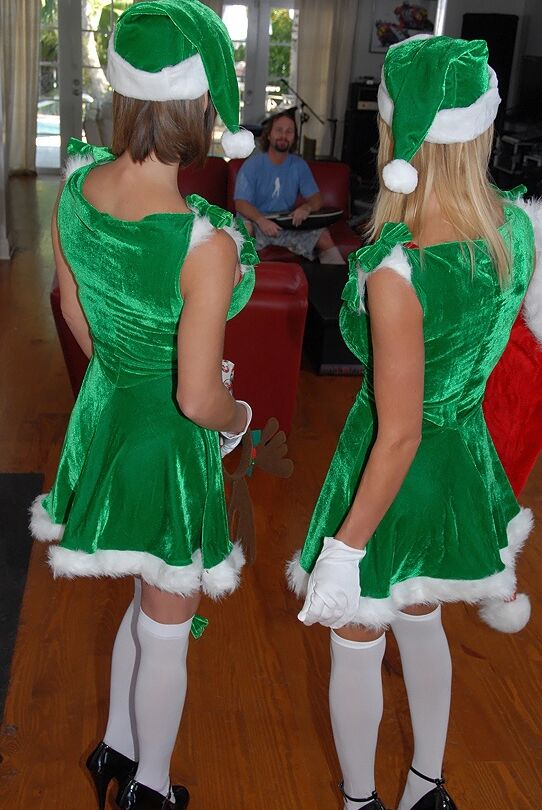 16P Hot MILFs vestidas como elfos sexy para desembrulhar seus brinquedos sexuais