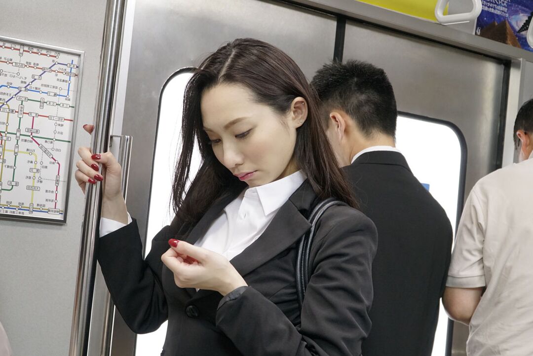 20P La empresaria japonesa Hasumi Yoshioka es follada en público en el metro