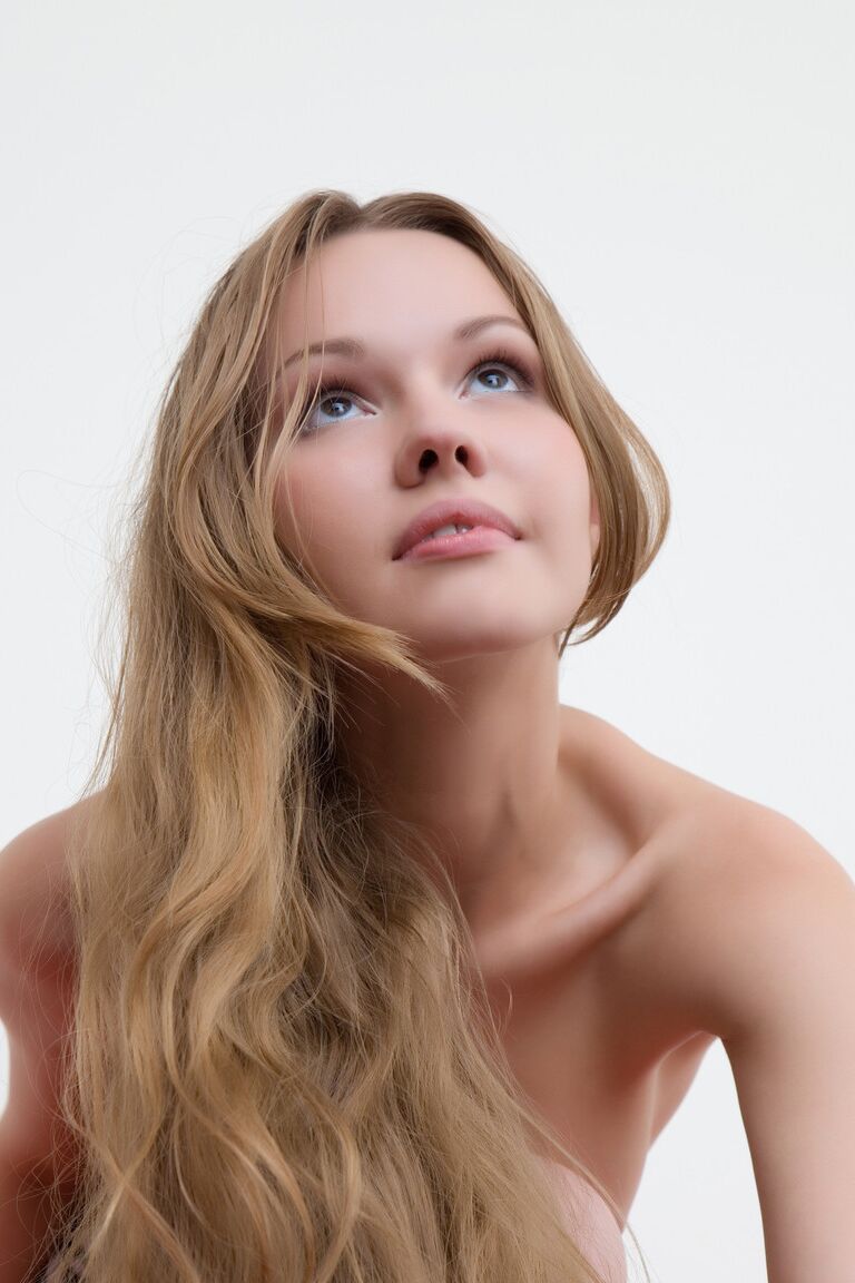 21P, la jeune russe Virginia Sun dévoile ses petits seins et son cul en solo.