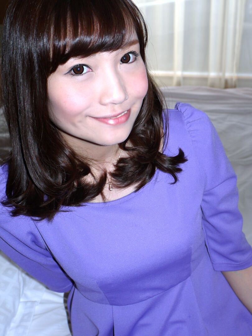 20P La pequeña estrella porno japonesa Aoi Yuuki haciendo alarde de sus pezones hinchados