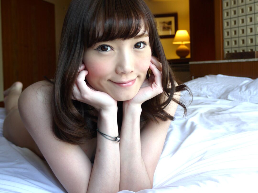 20P La pequeña estrella porno japonesa Aoi Yuuki haciendo alarde de sus pezones hinchados
