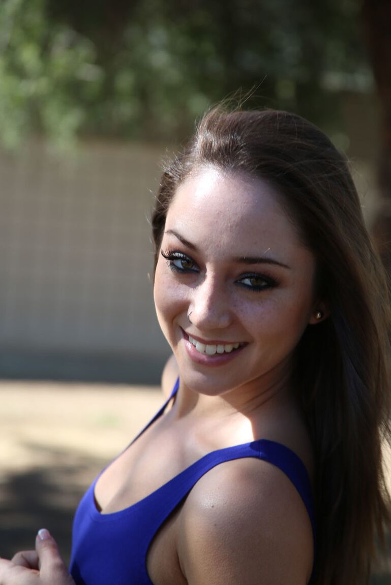 21P Adolescente sexy com peitos pequenos Remy Lacroix leva uma BBC em seu buraco de amor traseiro