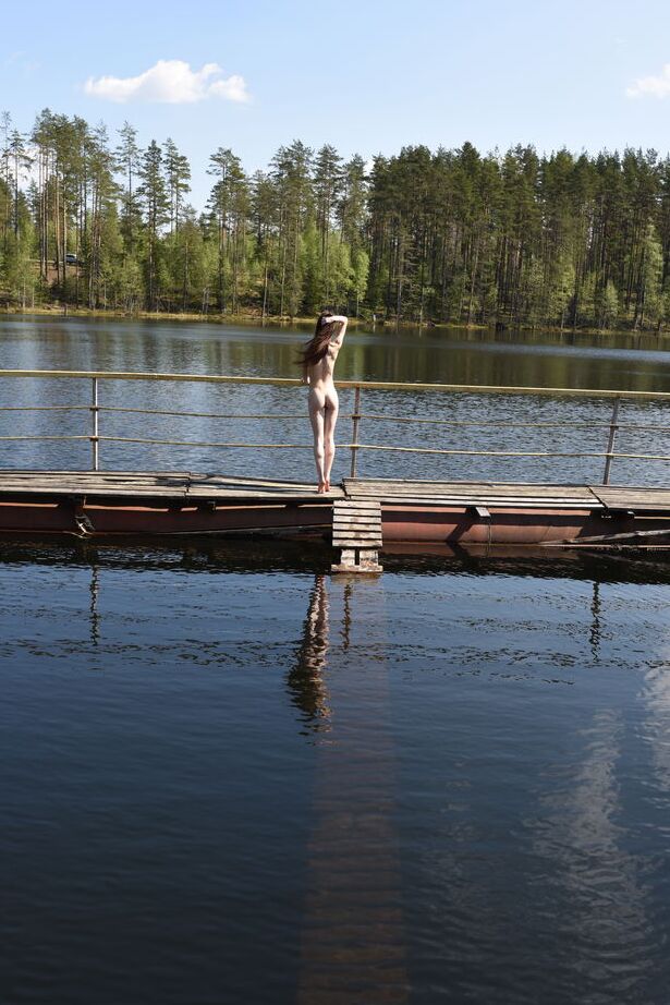 16P A adolescente morena Pala mostra seu corpo magro nu no lago