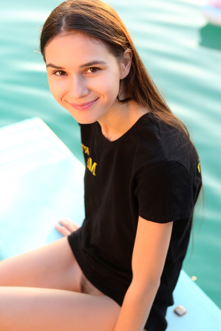 21P La adorable joven Leona Mia se desnuda y acaricia sus pequeñas tetas en la piscina