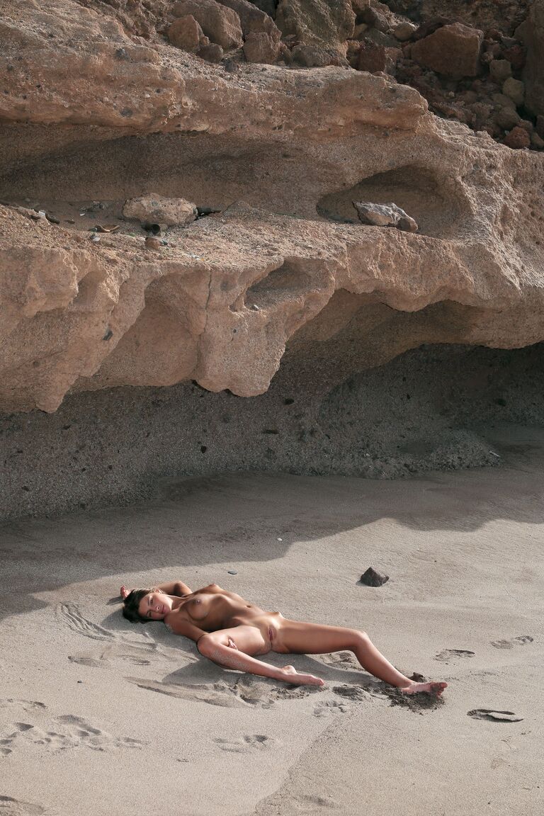 21P La linda morena Melena A muestra su fino culo y sus bonitas tetas en la playa