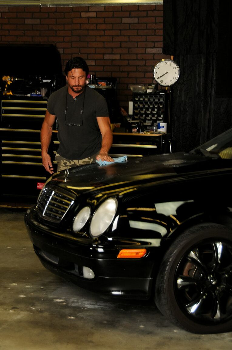 21P Sara Jay et Dava Foxx, deux MILF perverses, montrent leurs courbes torrides en talons dans un garage.