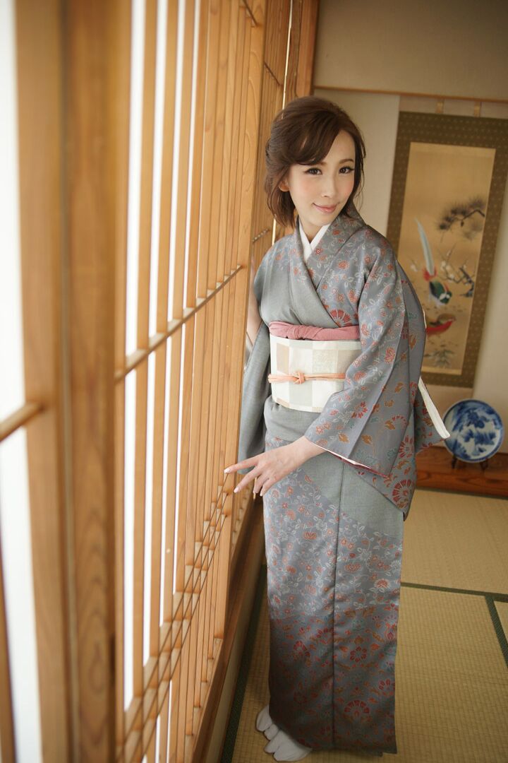 21P La encantadora japonesa Aya Kisaki se sienta sobre una polla dura como una roca y la monta
