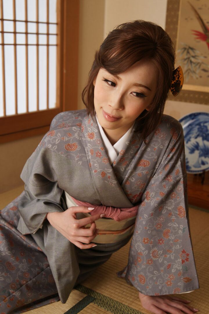 21P La encantadora japonesa Aya Kisaki se sienta sobre una polla dura como una roca y la monta