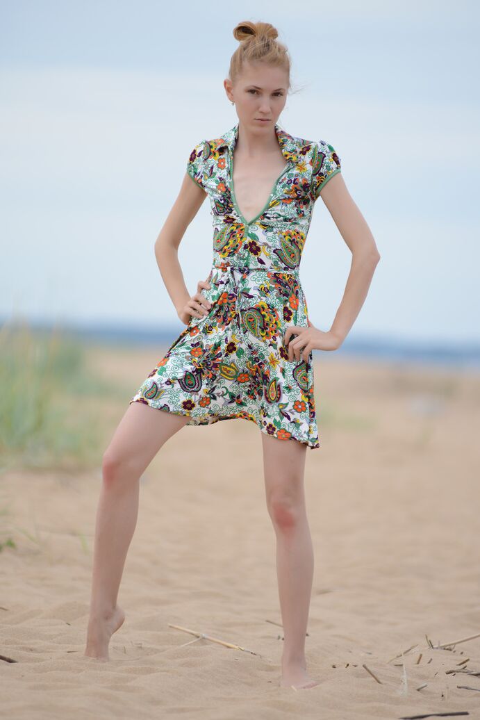 20P A adolescente Leggy Inga mostra uma saia levantada sem calcinha antes de ficar nua perto do mar