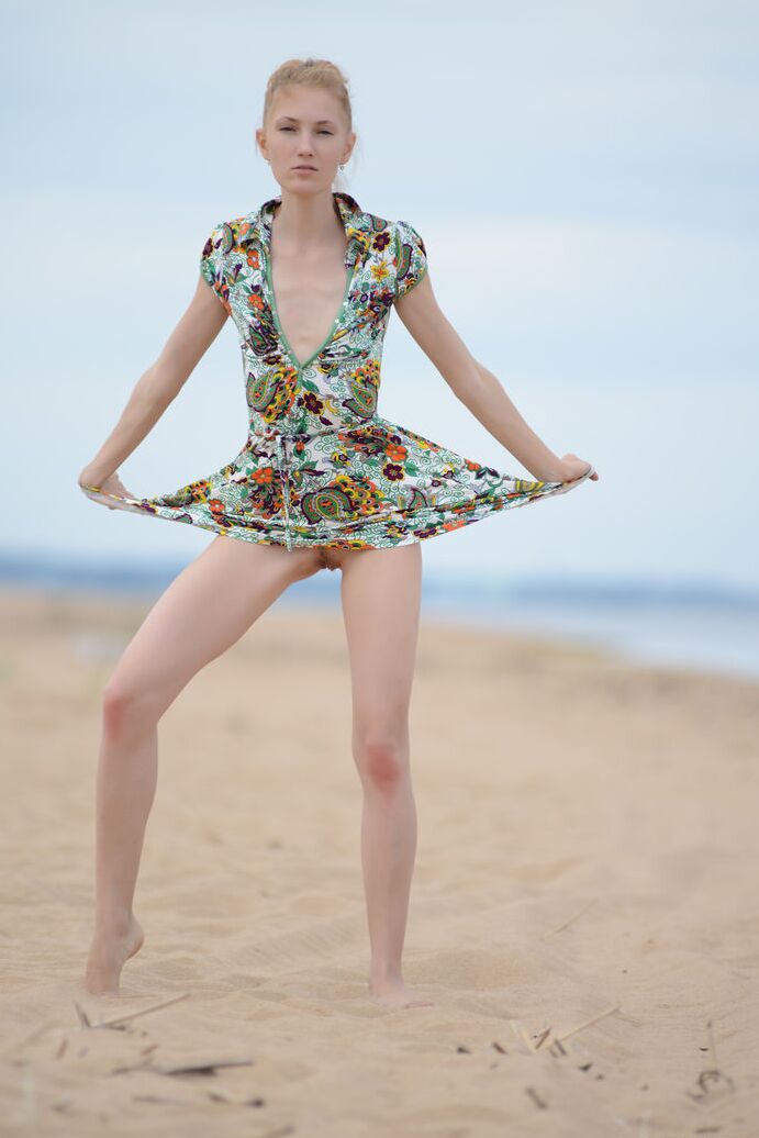 20P A adolescente Leggy Inga mostra uma saia levantada sem calcinha antes de ficar nua perto do mar