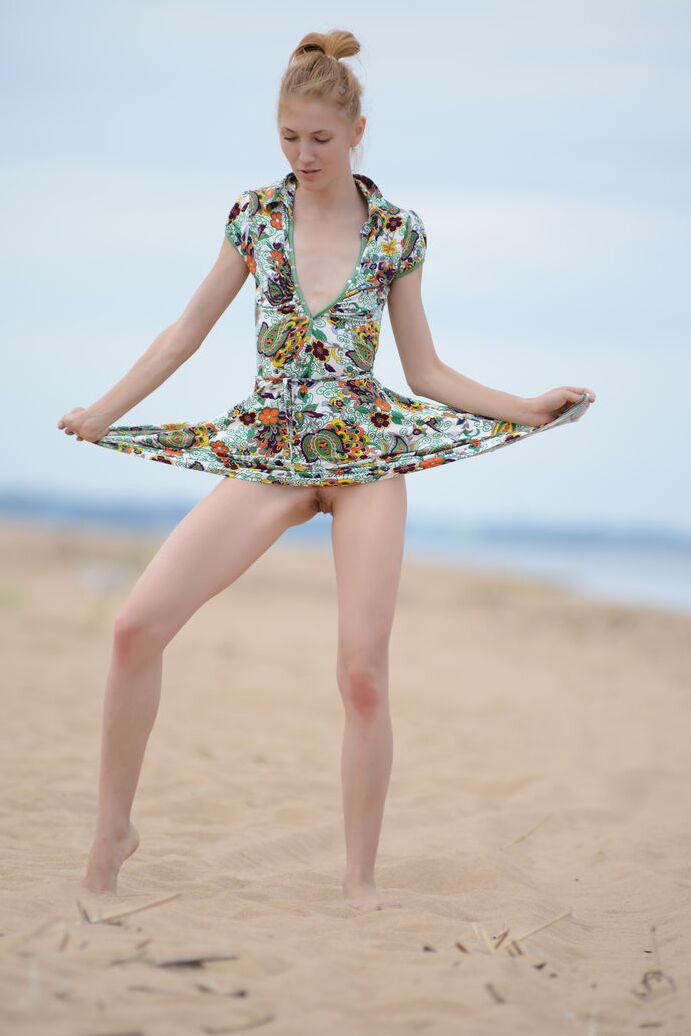20P A adolescente Leggy Inga mostra uma saia levantada sem calcinha antes de ficar nua perto do mar
