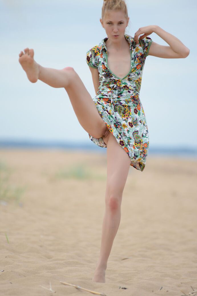 20P A adolescente Leggy Inga mostra uma saia levantada sem calcinha antes de ficar nua perto do mar