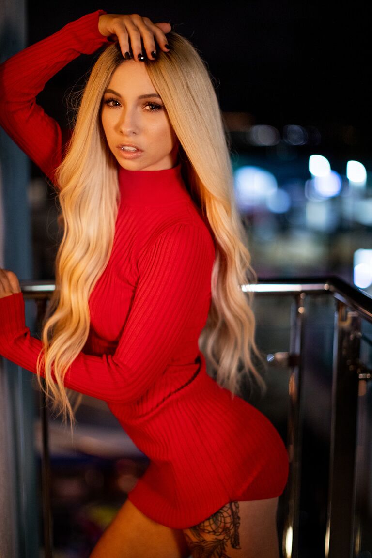 20P La jeune blonde Kenzie Reeves soulève sa robe rouge et se fait noircir dans un plan à trois