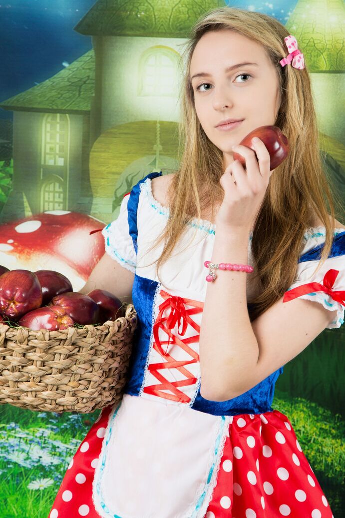 20P A linda adolescente Lissa tira o traje de cosplay para posar completamente nua