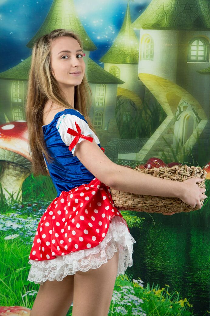 20P A linda adolescente Lissa tira o traje de cosplay para posar completamente nua