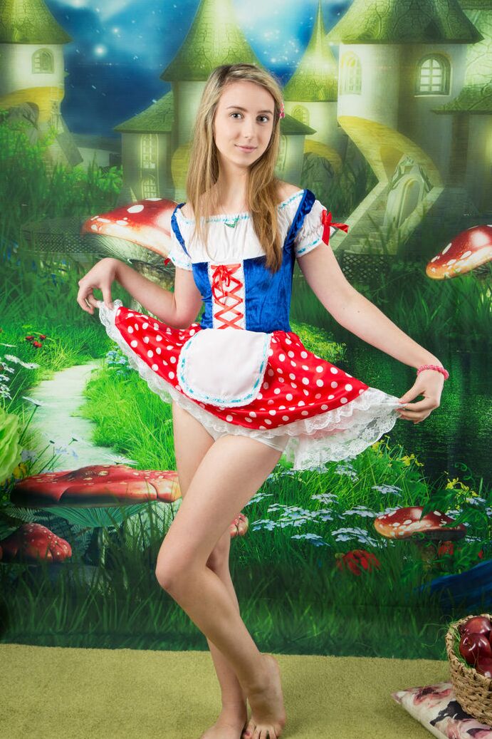 20P A linda adolescente Lissa tira o traje de cosplay para posar completamente nua