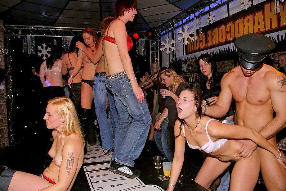 14P Betrunkene Damen üben sexuelle Aktivitäten mit männlichen Strippern aus