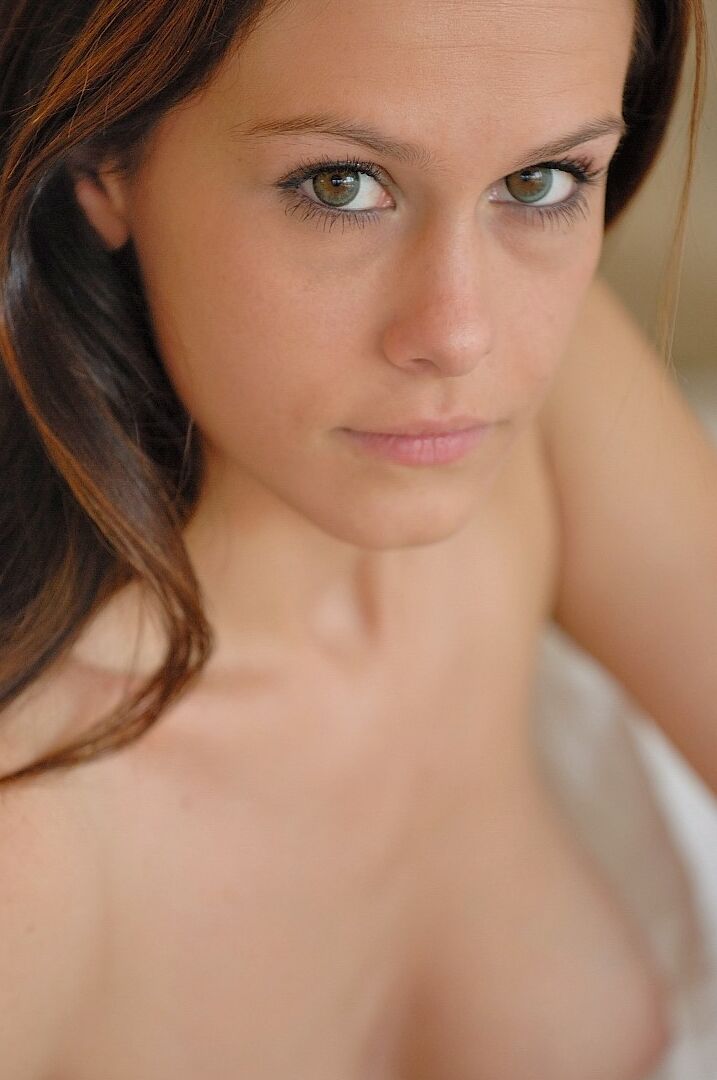 21P A bela morena Kara acorda nua e exibe sua adorável vulva