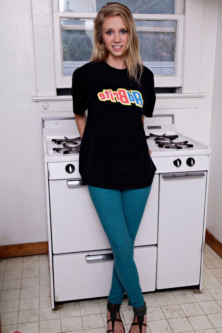 21P La jolie jeune Rachel James étale sa chatte chaude sur la cuisinière