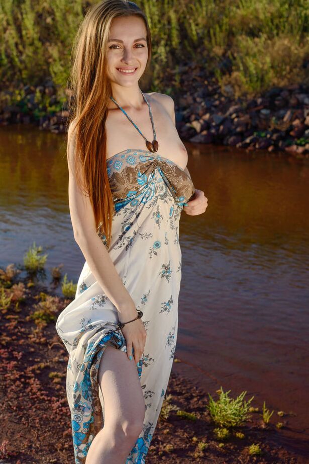 16P La morena de pelo largo Seline se quita el vestido largo junto al arroyo dejando al descubierto