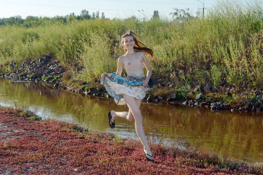 16P La morena de pelo largo Seline se quita el vestido largo junto al arroyo dejando al descubierto