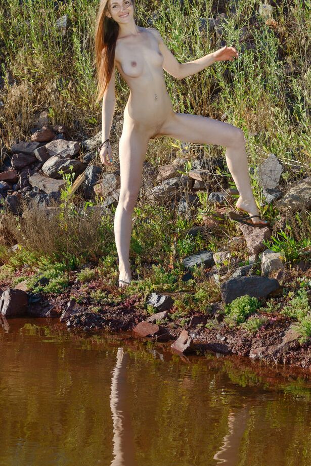 16P La morena de pelo largo Seline se quita el vestido largo junto al arroyo dejando al descubierto