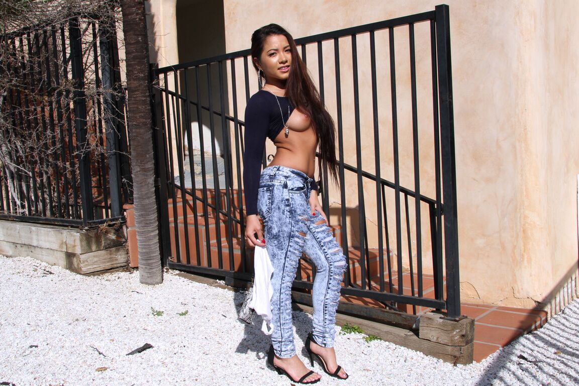 21P A linda pornstar Morgan Lee tira a roupa e faz com que sua vulva seja perfurada com força